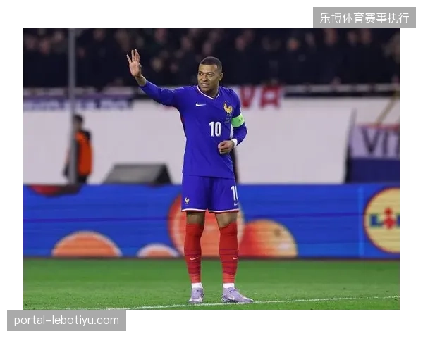法国队热身赛状态回暖，主帅德尚手握姆巴佩与登贝莱等顶级攻击手寻求战术最优解